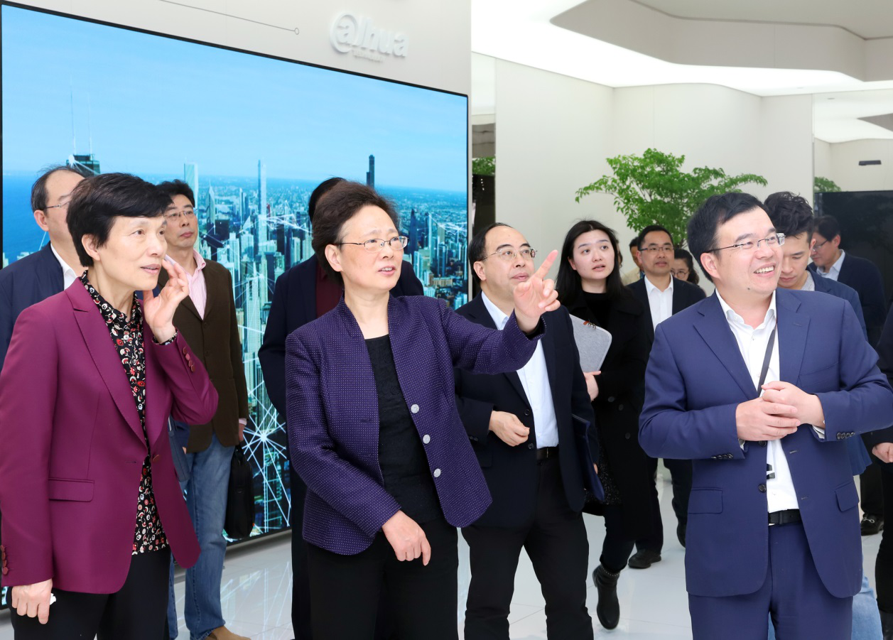 浙江省人大常委会党组书记、副主任梁黎明一行莅临壹号娱乐股份开展专项调研