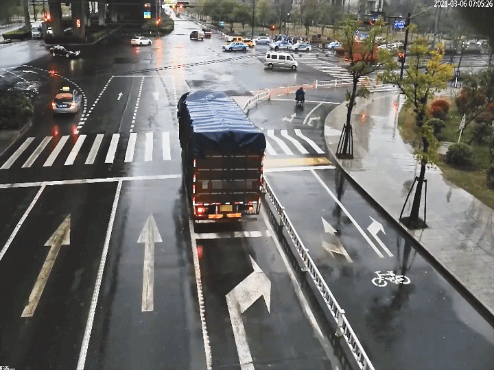 守望幸福 | 大货车右转盲区立体警示 助平安出行